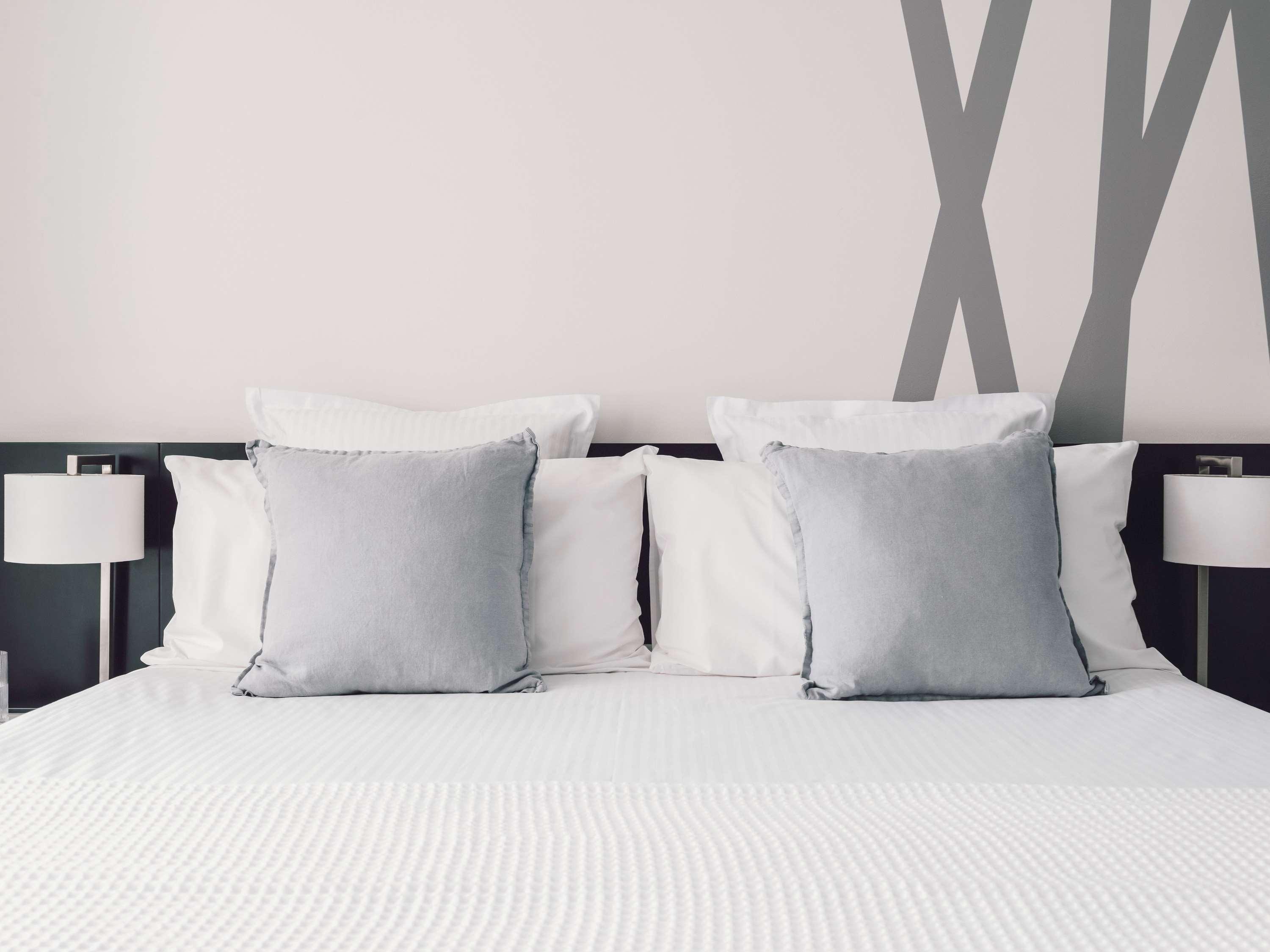 Quay West Suites Melbourne City Exterior foto A bed with cushions
