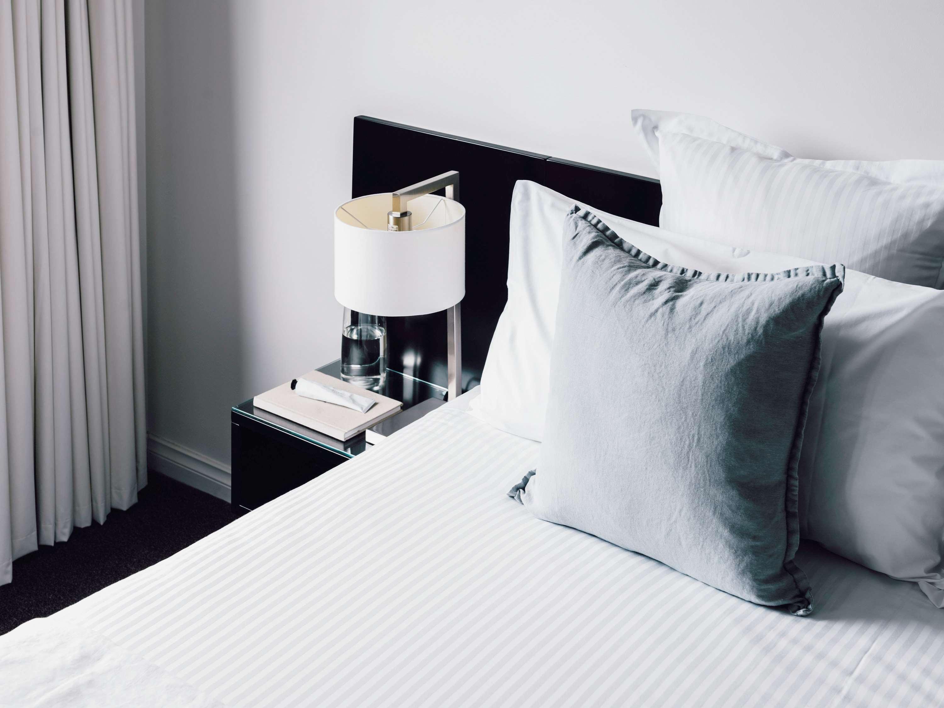 Quay West Suites Melbourne City Exterior foto A bed with pillows
