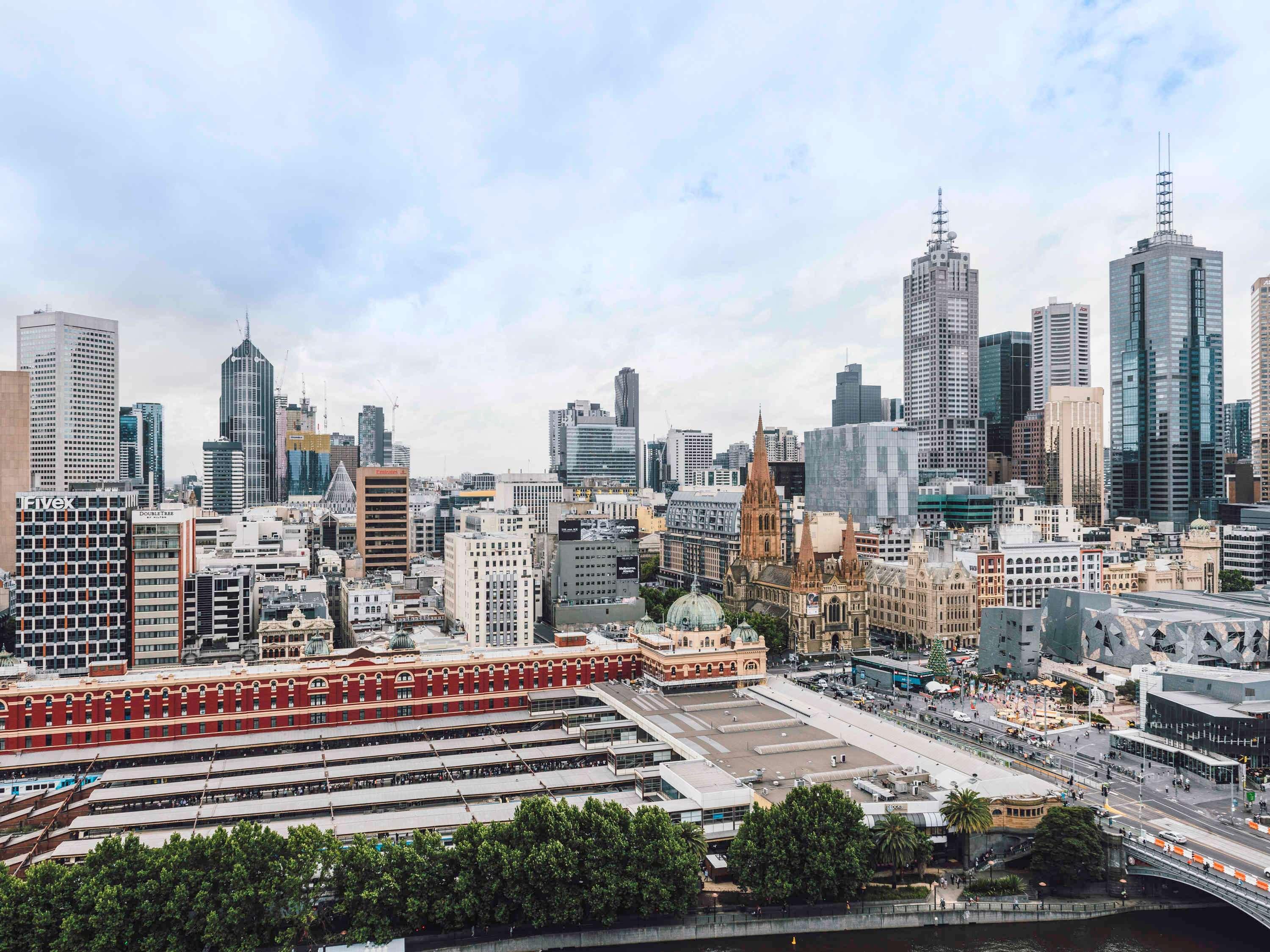 Quay West Suites Melbourne City Exterior foto The station from the west