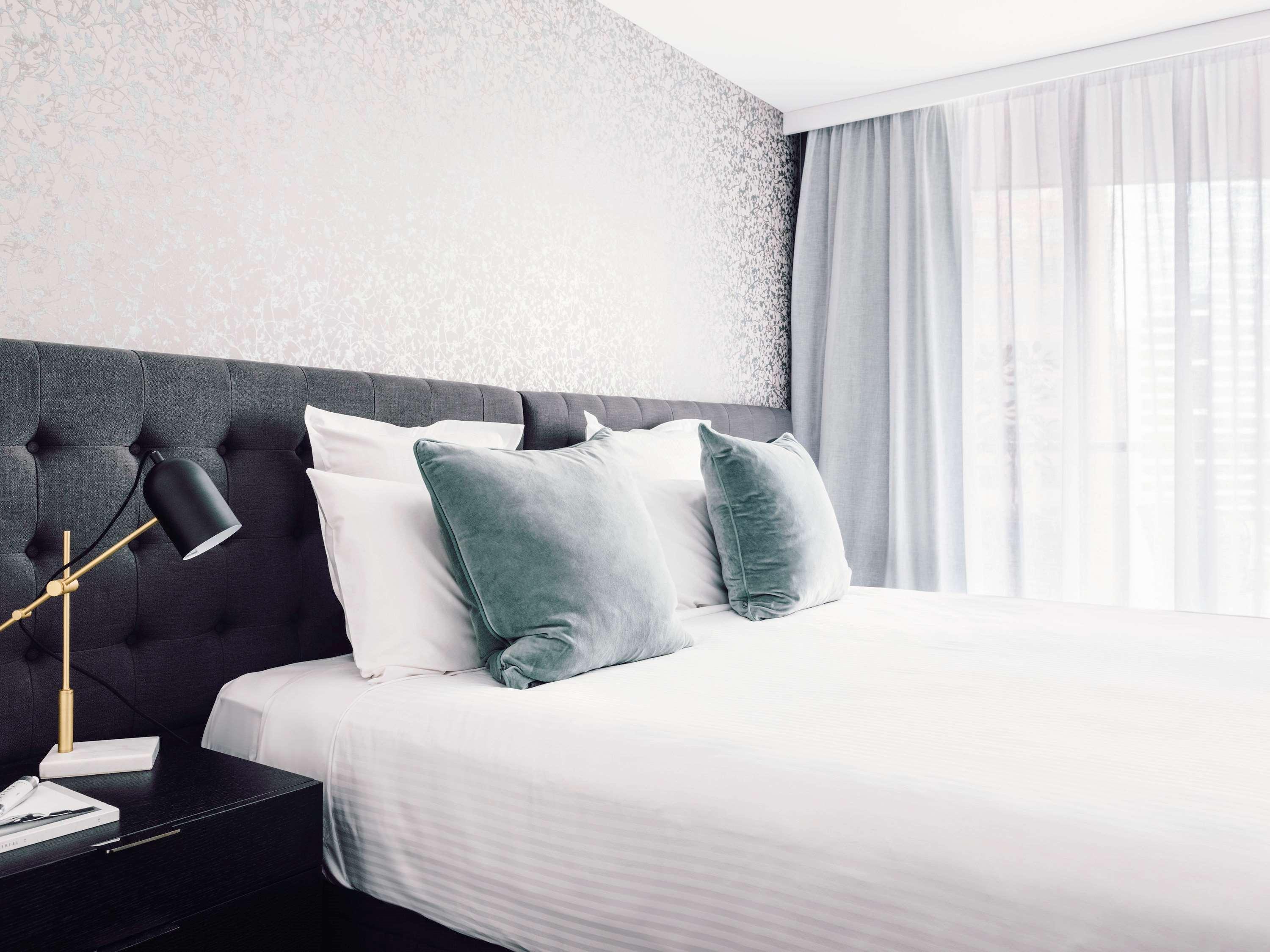 Quay West Suites Melbourne City Exterior foto A bedroom at the hotel