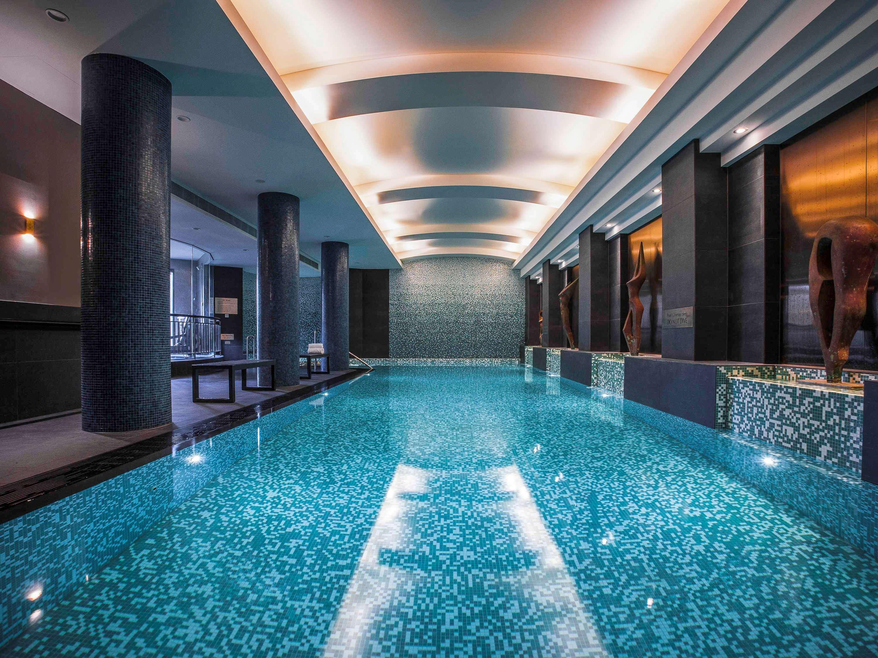 Quay West Suites Melbourne City Exterior foto The pool at the Mandarin Oriental, Munich