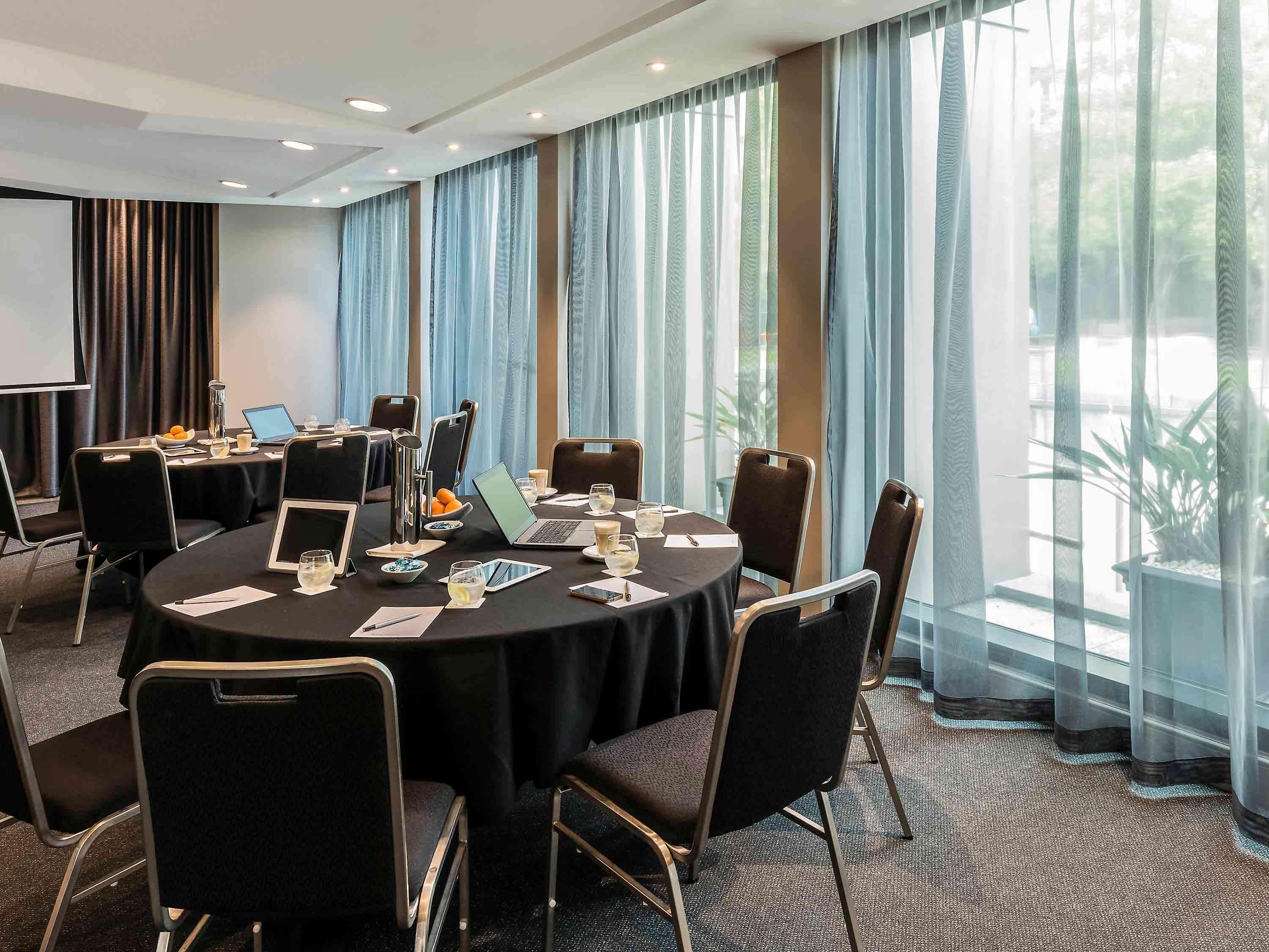 Quay West Suites Melbourne City Exterior foto Meeting room at the University of Adelaide Business School