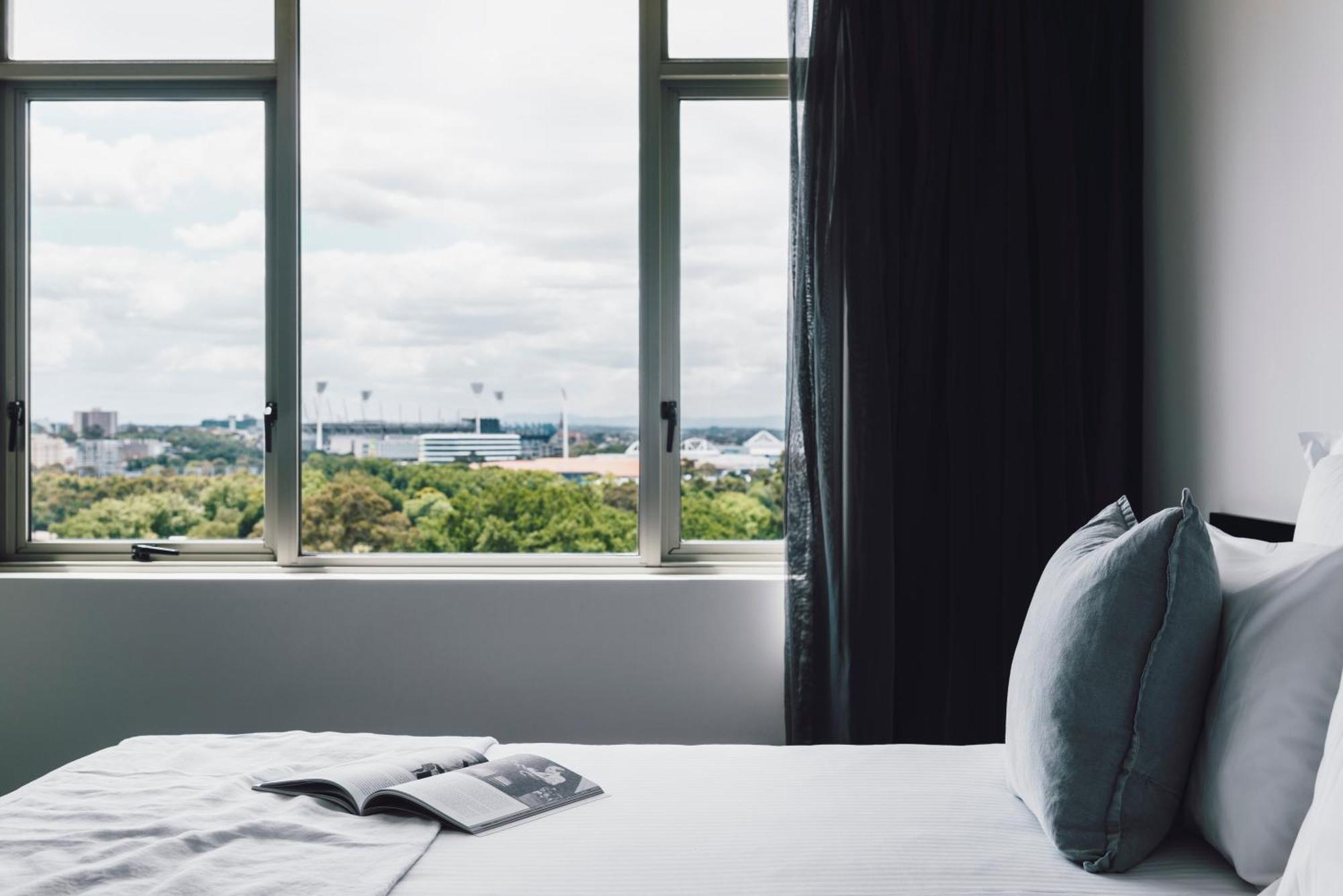 Quay West Suites Melbourne City Exterior foto A bedroom at the hotel