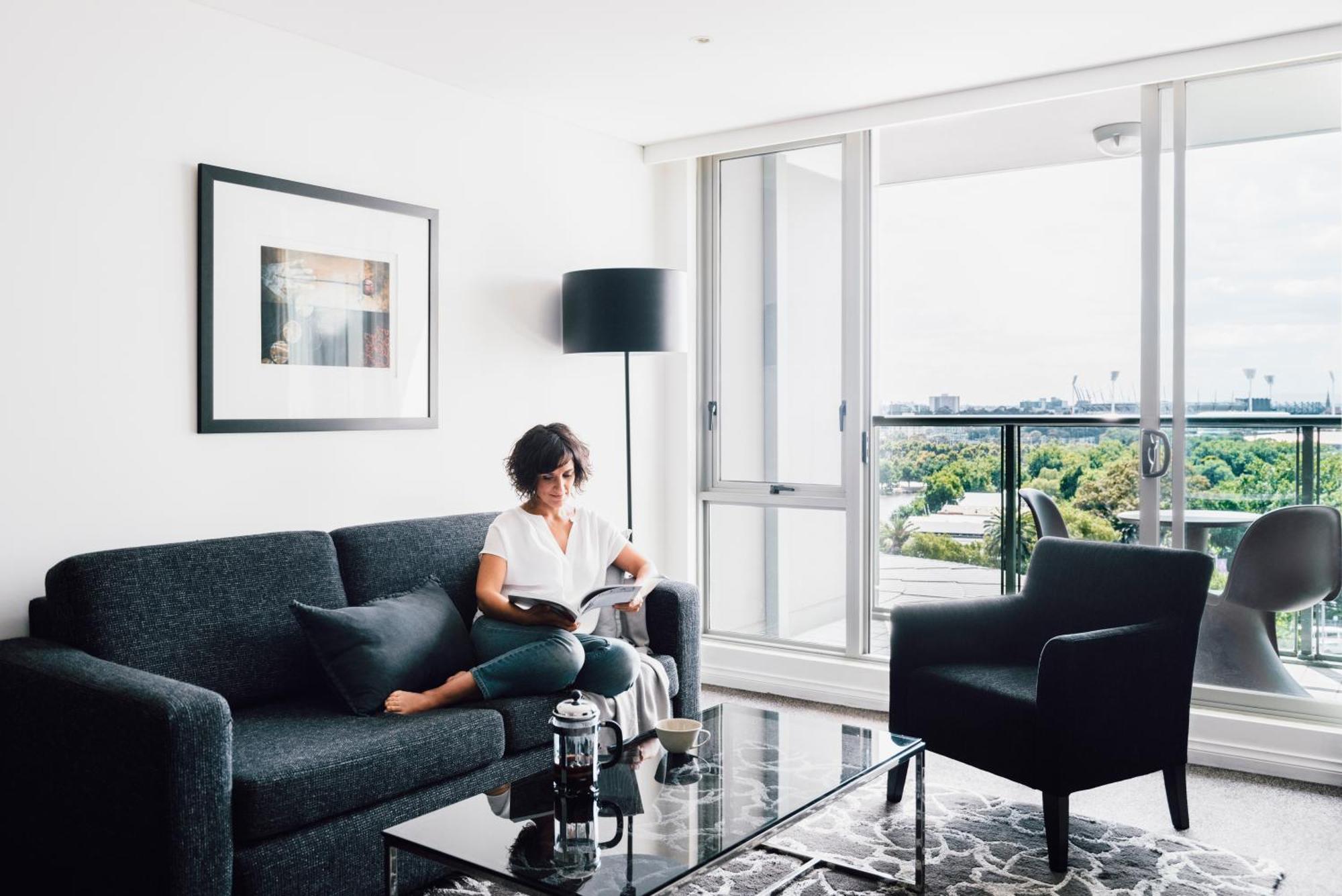 Quay West Suites Melbourne City Exterior foto A living room in a typical apartment