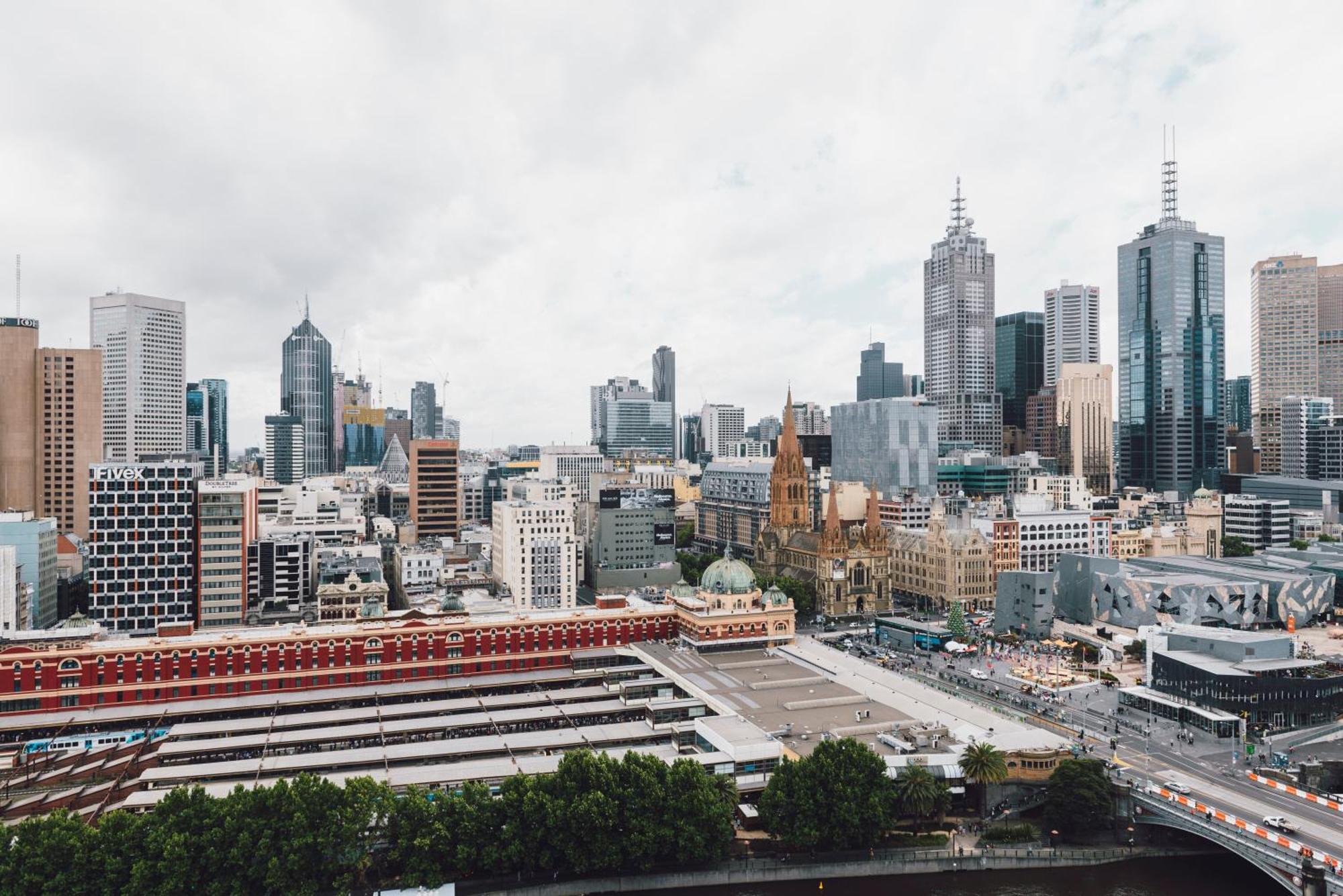 Quay West Suites Melbourne City Exterior foto The station from the west