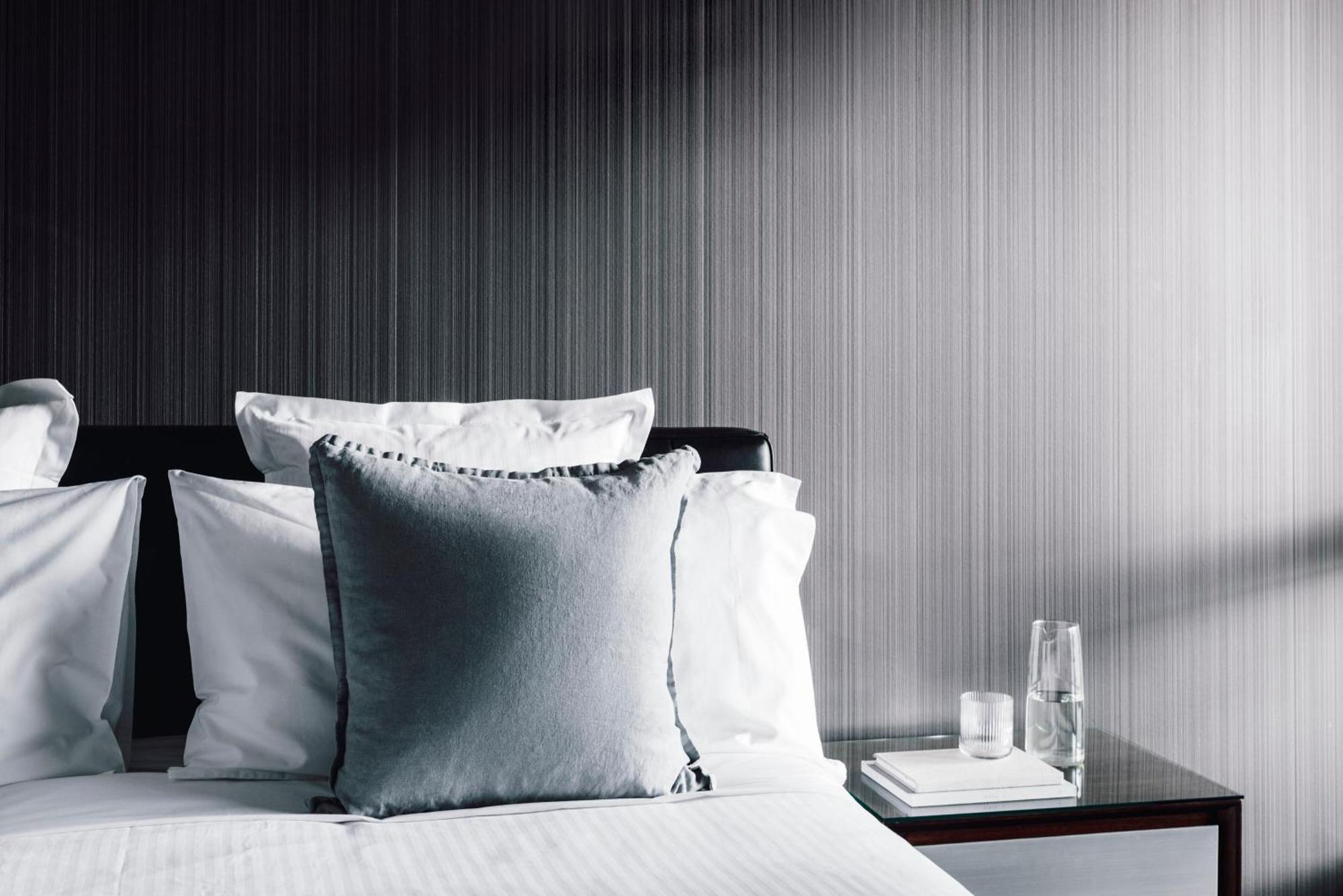 Quay West Suites Melbourne City Exterior foto A bed with pillows