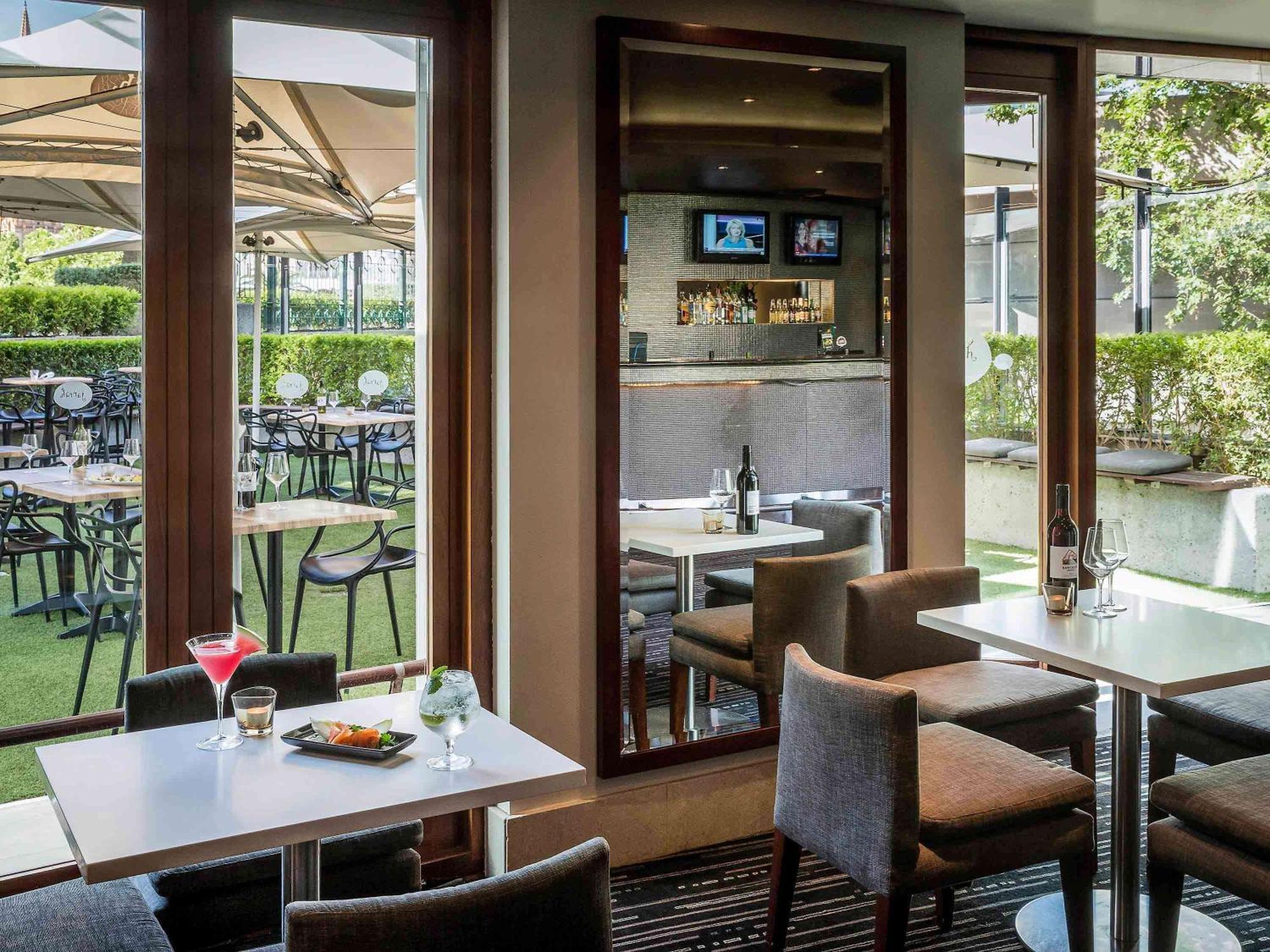 Quay West Suites Melbourne City Exterior foto The Garden Bar
