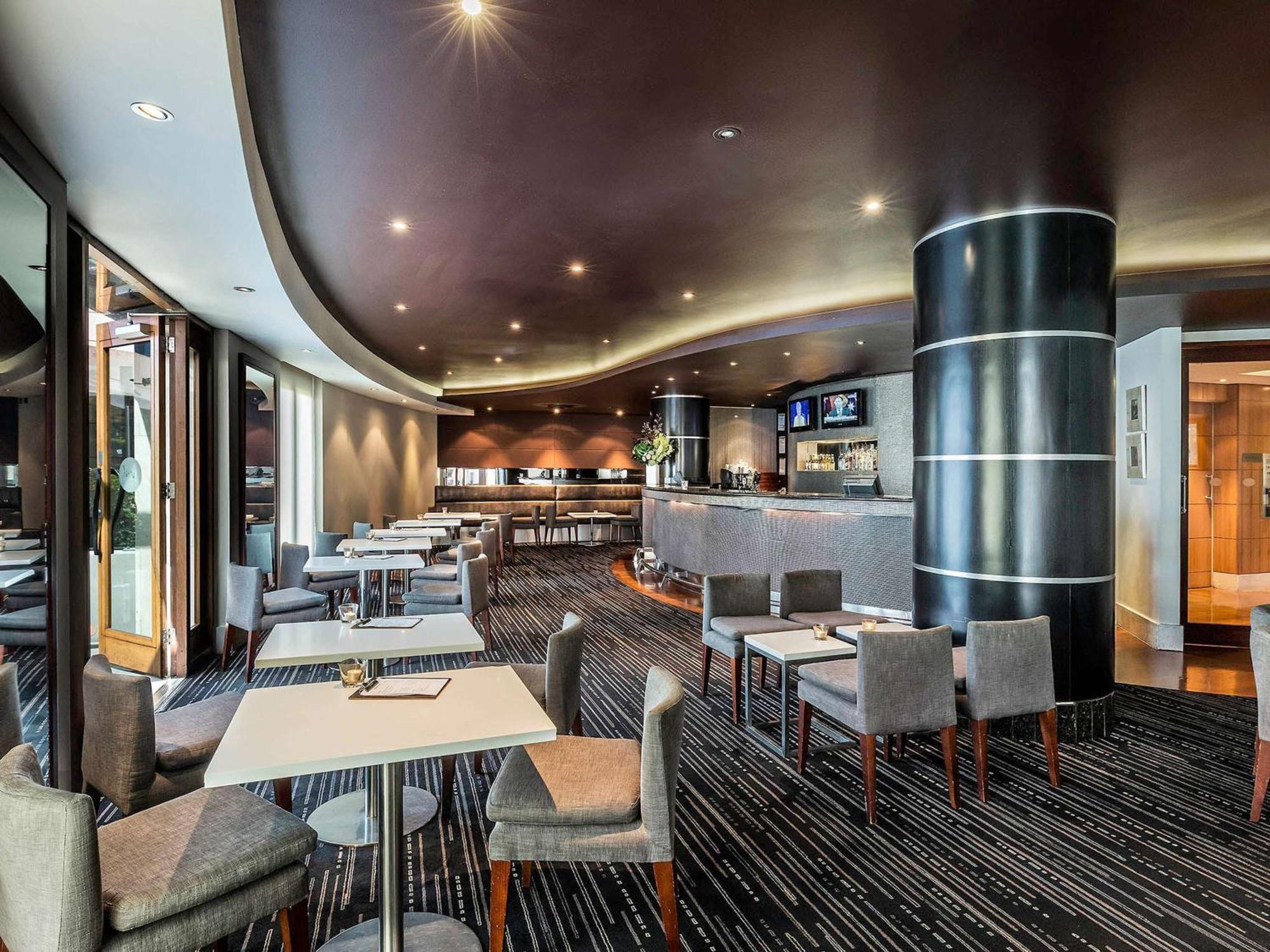 Quay West Suites Melbourne City Exterior foto The Qantas Club lounge at Melbourne Airport
